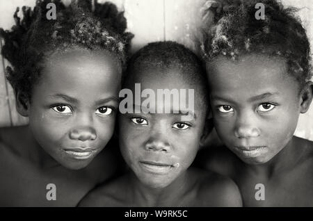 Kleine Kinder in Morondava, Madagaskar. Aufgrund der anhaltenden politischen Krise gehört Madagaskar zu den ärmsten Ländern der Welt Stockfoto