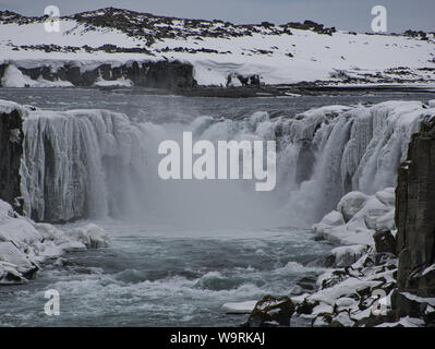 Schnee und Eis am Wasserfall Dettifoss in Island. Foto von März Stockfoto