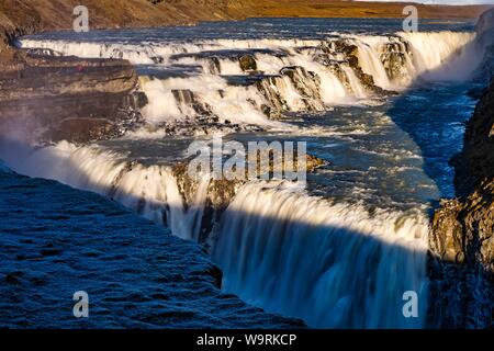 Gullfoss Wasserfall in Island, Europa. Gullfoss ist einer der bekanntesten Wasserfälle in Island und touristische Attraktionen in der Schlucht des Hvi Stockfoto