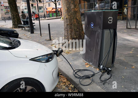 Elektroauto aufladen, Paris, Frankreich Stockfoto