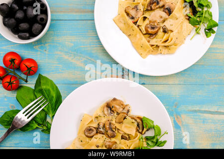 Im italienischen Stil Vegetarisches Pilz Pappardelle Mahlzeit mit einem frischen grünen Salat Im Sommer Stockfoto