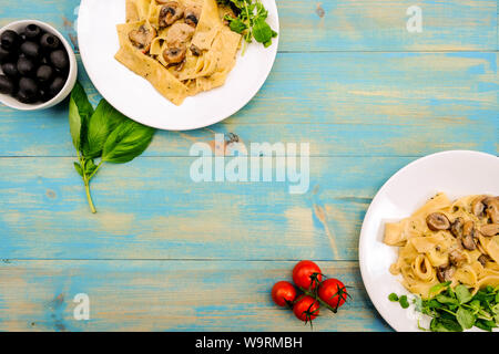 Im italienischen Stil Vegetarisches Pilz Pappardelle Mahlzeit mit einem frischen grünen Salat Im Sommer Stockfoto