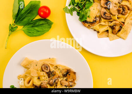 Im italienischen Stil Vegetarisches Pilz Pappardelle Mahlzeit mit einem frischen grünen Salat Im Sommer Stockfoto