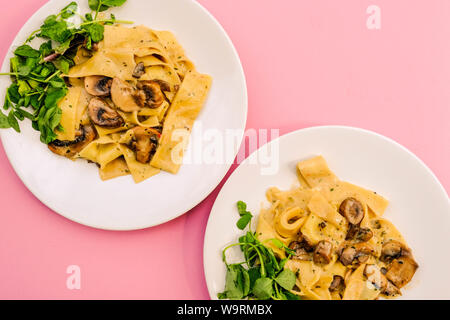 Im italienischen Stil Vegetarisches Pilz Pappardelle Mahlzeit mit einem frischen grünen Salat Im Sommer Stockfoto