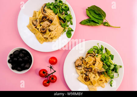 Im italienischen Stil Vegetarisches Pilz Pappardelle Mahlzeit mit einem frischen grünen Salat Im Sommer Stockfoto