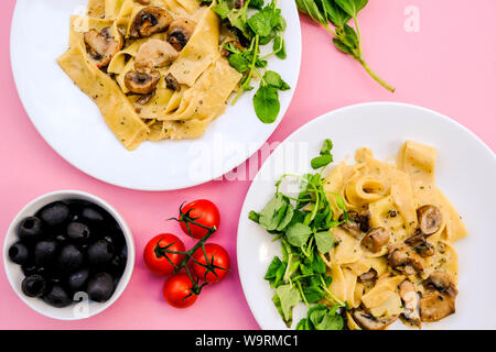 Im italienischen Stil Vegetarisches Pilz Pappardelle Mahlzeit mit einem frischen grünen Salat Im Sommer Stockfoto