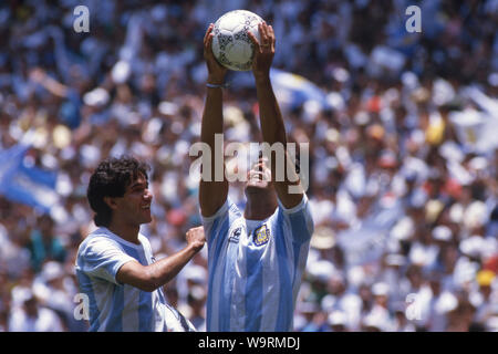 FIFA-Weltpokal in Mexiko 1986, endg., Argentinien - Deutschland 3:2, Finale Jubel von Hector Enrique BURRUCHAGA (links) und Jose Luis BRAUN (beide ARG), hat Braun zählte das Ziel es 1-0 und der Beifall mit dem Ball, Jubel, Jubeln, Freude, Jubel, | Verwendung weltweit machen Stockfoto