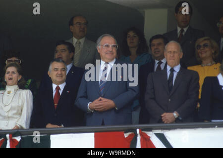 FIFA-Weltpokal in Mexiko 1986, endg., Argentinien - Deutschland 3:2, Blick auf die Ehre Tribut mit der Mexikanische Präsident Miguel de La Madrid Hurtado, Bundeskanzler Helmut Kohl und FIFA-Präsident Joao HAVELANGE (von links), | Verwendung weltweit Stockfoto