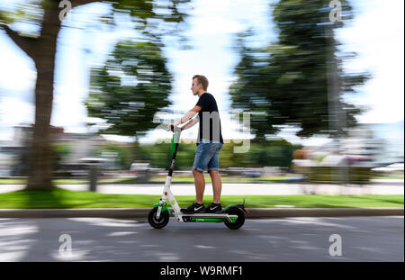 Stuttgart, Deutschland. 15 Aug, 2019. Ein Mann fährt einen Scooter zu Beginn des elektrischen Pedal Roller der Anbieter von Kalk in Stuttgart. Der erste Roller wurden am Donnerstag (15.08.2019) durch die deutsche Tochtergesellschaft des US-Unternehmens Kalk an einem Standort mit der Gemeinde vereinbart. Credit: Edith Geuppert/dpa/Alamy leben Nachrichten Stockfoto