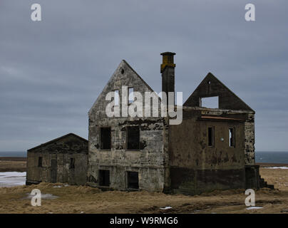 Reste einer Mauer von einem verlassenen Haus in Island. Foto von April Stockfoto