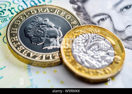 British Pound Sterling Münzen und Banknoten Stockfoto