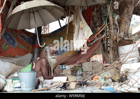 Sadhu (heiliger Mann) rezitiert Sanskrit Verse in Ujjain, Indien. Ujjain ist Gastgeber der Welt-berühmten hinduistischen Wallfahrtsort Kumbh Mela. Stockfoto