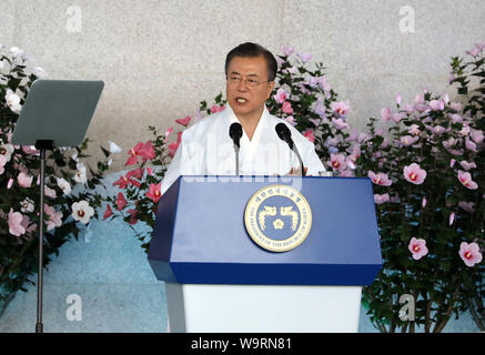 Cheonan, Südkorea. 15 Aug, 2019. Südkoreanischen Präsidenten Moon Jae-in bietet eine Rede zum 74. Jahrestag der Befreiung Tag der Befreiung der Halbinsel von den 1910-1945 Japanische Besiedlung in Cheonan, Südkorea, 15 August, 2019 zu markieren. Quelle: Lee Sang-ho/Xinhua Stockfoto