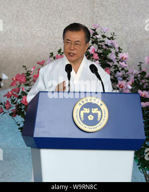 Cheonan, Südkorea. 15 Aug, 2019. Südkoreanischen Präsidenten Moon Jae-in bietet eine Rede zum 74. Jahrestag der Befreiung Tag der Befreiung der Halbinsel von den 1910-1945 Japanische Besiedlung in Cheonan, Südkorea, 15 August, 2019 zu markieren. Quelle: Lee Sang-ho/Xinhua Stockfoto