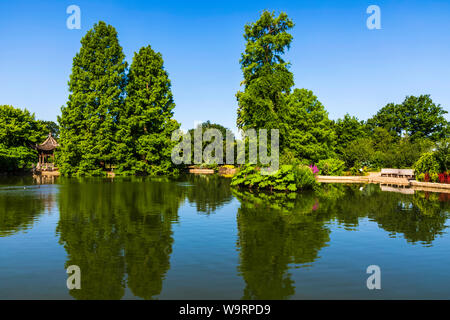 England, Surrey, Guildford, Wisley, der Royal Horticultural Society Garden, sieben Hektar großen Teich und die japanische Pagode, 30064305 *** Local Caption *** Stockfoto