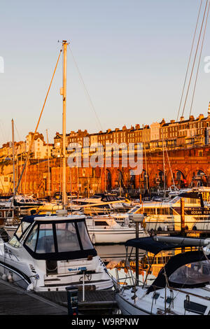 England, Kent, Thanet, Ramsgate, Royal Ramsgate Marina und Stadt Skyline, 30064434 *** Local Caption *** Stockfoto