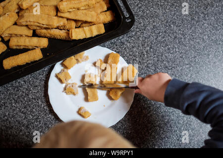 Knusprig frittierte Fischstäbchen für Kinder Ernährung Stockfoto