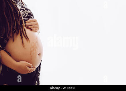 Harmlose henna floral boho Zeichnung Kunst am schwangeren Bauch, schöne Mutterschaft Konzept. Weißes Licht kopieren. Stockfoto