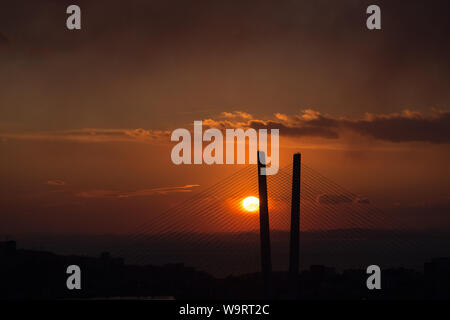 Wladiwostok Stadtbild - Sonnenuntergang über der Brücke. Stockfoto