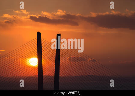 Wladiwostok Stadtbild - Sonnenuntergang über der Brücke. Stockfoto