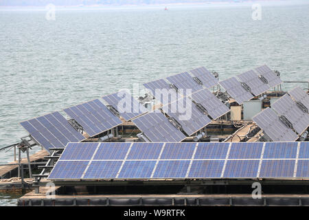 Solarzellen auf dem Platz auf der Wasseroberfläche installiert. Stockfoto