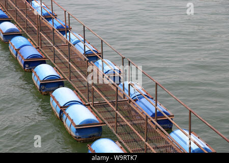 Der Gehweg ist eine Boje - Brücke auf der Wasseroberfläche. Stockfoto