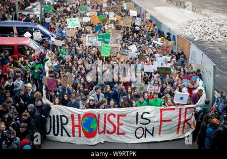 Berlin, Deutschland. 29 Mär, 2019. Die umweltaktivistin Greta Thunberg (M) beteiligt sich an der Demonstration "Freitags für Zukunft" gemeinsam mit dem Deutschen Klima Aktivist Luisa Neubauer und anderen Studenten. Am 20. August 2018, Schwedische schulmädchen Greta Thunberg setzte sich vor dem Reichstag in Stockholm für den Klimaschutz zu protestieren. Die stille Schule Streik der ein 15-jähriger Junge hat seit langem eine internationale Klimaschutz Bewegung mit Tausenden und Tausenden von Fans auf der ganzen Welt. Credit: Kay Nietfeld/dpa/Alamy leben Nachrichten Stockfoto