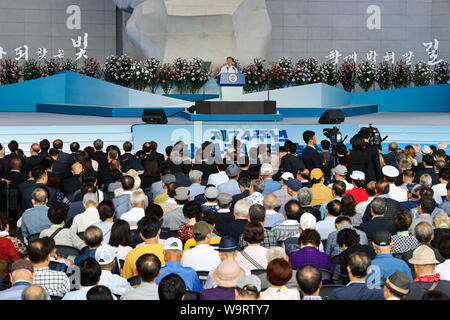 Cheonan, Südkorea. 15 Aug, 2019. 15.August 2019 - Cheonan, South Korea-Moon Jae-in, Südkoreas Präsident, spricht während der Veranstaltung für den 74. Jahrestag der Unabhängigkeit Koreas Tag an der Halle der Unabhängigkeit Koreas in Cheonan, Südkorea, am Donnerstag, 15 August, 2019. Quelle: Bloomberg über Pool/ZUMA Draht/Alamy leben Nachrichten Stockfoto