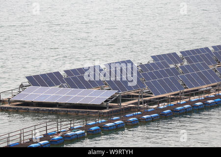 Solarzellen auf dem Platz auf der Wasseroberfläche installiert. Stockfoto