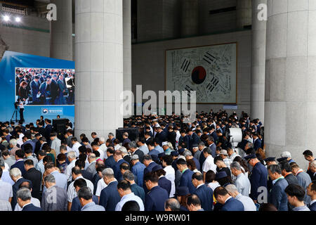 Cheonan, Südkorea. 15 Aug, 2019. 15.August 2019 - Cheonan, South Korea-Attendants Bug während der Veranstaltung für den 74. Jahrestag der Unabhängigkeit Koreas Tag an der Halle der Unabhängigkeit Koreas in Cheonan, Südkorea, am Donnerstag, 15 August, 2019. Quelle: Bloomberg über Pool/ZUMA Draht/Alamy leben Nachrichten Stockfoto