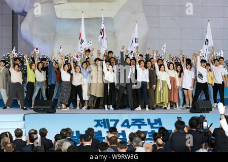 Cheonan, Südkorea. 15 Aug, 2019. 15.August 2019 - Cheonan, nationalen Süden Korea-Attendants wave Südkorea Flaggen während der Veranstaltung für den 74. Jahrestag der Unabhängigkeit Koreas Tag an der Halle der Unabhängigkeit Koreas in Cheonan, Südkorea, am Donnerstag, 15 August, 2019. Quelle: Bloomberg über Pool/ZUMA Draht/Alamy leben Nachrichten Stockfoto