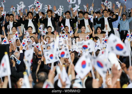Cheonan, Südkorea. 15 Aug, 2019. 15.August 2019 - Cheonan, nationalen Süden Korea-Attendants wave Südkorea Flaggen während der Veranstaltung für den 74. Jahrestag der Unabhängigkeit Koreas Tag an der Halle der Unabhängigkeit Koreas in Cheonan, Südkorea, am Donnerstag, 15 August, 2019. Quelle: Bloomberg über Pool/ZUMA Draht/Alamy leben Nachrichten Stockfoto