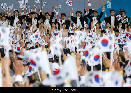 Cheonan, Südkorea. 15 Aug, 2019. 15.August 2019 - Cheonan, nationalen Süden Korea-Attendants wave Südkorea Flaggen während der Veranstaltung für den 74. Jahrestag der Unabhängigkeit Koreas Tag an der Halle der Unabhängigkeit Koreas in Cheonan, Südkorea, am Donnerstag, 15 August, 2019. Quelle: Bloomberg über Pool/ZUMA Draht/Alamy leben Nachrichten Stockfoto