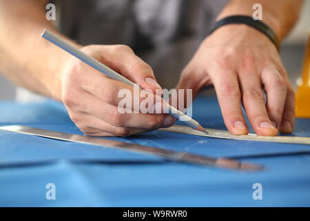 Männliche hand mit Bleistift in der Hand. Stockfoto
