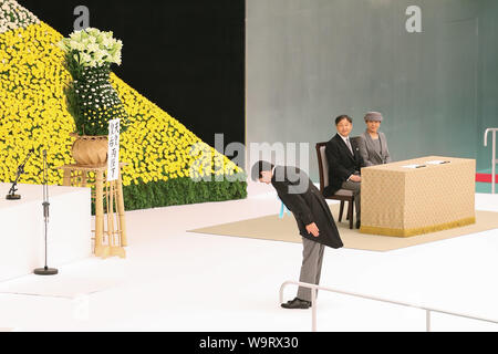 Tokio, Japan. 15 Aug, 2019. Kaiser Naruhito (2. R), Kaiserin Masako (1. R) und der japanische Ministerpräsident Shinzo Abe die Teilnahme an der jährlichen Zeremonie das Leben während des Zweiten Weltkriegs verloren in Tokio, Japan, 15 August, 2019 um zu trauern. Japan am Donnerstag, den 74. Jahrestag der Kapitulation im Zweiten Weltkrieg, mit Kaiser Naruhito Ausdruck seines 'Deep Reue" über Japans kriegerische Handlungen. Credit: Du Xiaoyi/Xinhua/Alamy leben Nachrichten Stockfoto