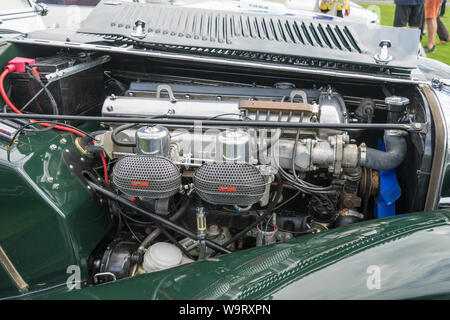 Jaguar XK42 Motor und Doppelvergasern in Jaguar SS 100 Classic Car Stockfoto