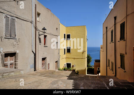 Typische Straße von Castelsardo, herrliche Stadt, alten Ursprungs, der Norden Sardiniens auf einem Hügel in der Nähe der sardischen Meer, im Sommer Sonne Stockfoto