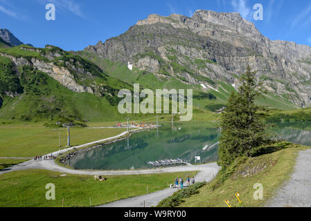 See Truebsee, Schweiz - 4 August 2019: Menschen Wandern am See über Engelberg Truebsee auf die Schweizer Alpen. Stockfoto