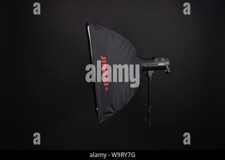 Professionelle softbox über schwarzen Hintergrund. Ein dunkles Schwarz studio Softbox 70 bis 90 cm auf Metall Stativ. Fotografische Technik. Ausrüstung für Professional Stockfoto