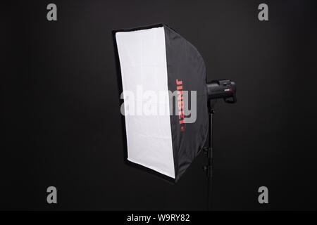 Professionelle softbox über schwarzen Hintergrund. Ein dunkles Schwarz studio Softbox 70 bis 90 cm auf Metall Stativ. Fotografische Technik. Ausrüstung für Professional Stockfoto