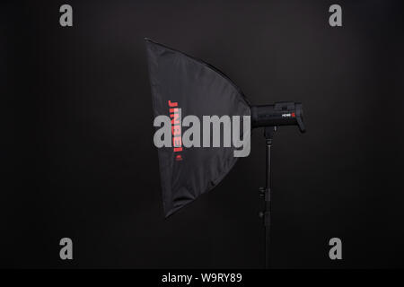 Professionelle softbox über schwarzen Hintergrund. Ein dunkles Schwarz studio Softbox 70 bis 90 cm auf Metall Stativ. Fotografische Technik. Ausrüstung für Professional Stockfoto