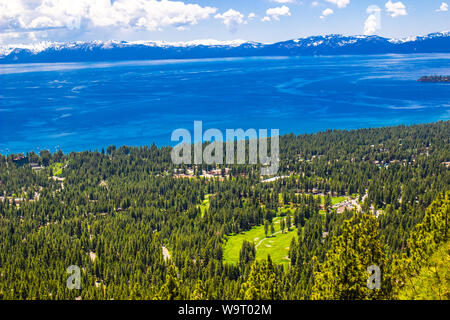 Panoramablick auf See Tahoe mit Schnee bedeckte Berge Stockfoto