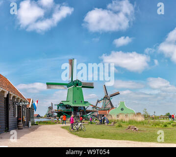 Viele Touristen zu den Windmühlen des Freilichtmuseum Zaanse Schans, 30063905 *** Local Caption *** Stockfoto