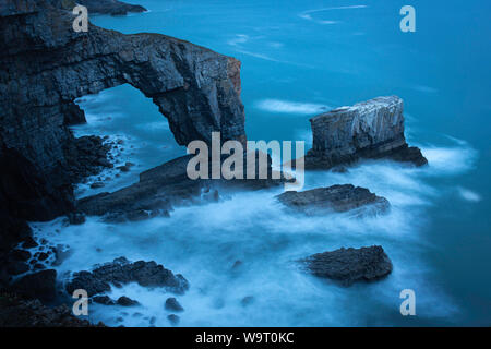 Grüne Brücke von Wales, berühmten Felsformation, Wahrzeichen auf dramatische Pembrokeshire Coast, South Wales, UK, in der Dämmerung fotografiert. langen Belichtungszeit. Stockfoto