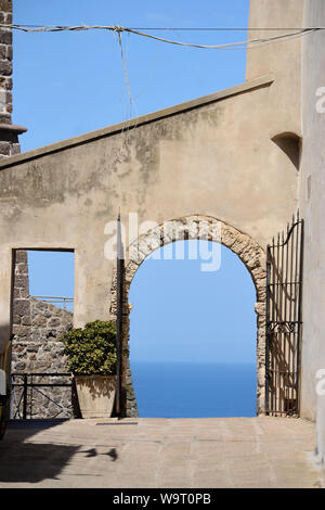 Typische Straße von Castelsardo, herrliche Stadt, alten Ursprungs, der Norden Sardiniens auf einem Hügel in der Nähe der sardischen Meer, im Sommer Sonne Stockfoto