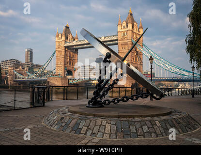 LONDON, Großbritannien - 26. JULI 2018: Sundial Compass Sculpture (Uhr von Wendy Taylor) und Tower Bridge Stockfoto