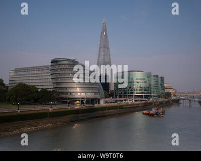 LONDON, Großbritannien - 26. JULI 2018: Blick auf die Themse und mehr Skyline von London mit dem Shard Stockfoto