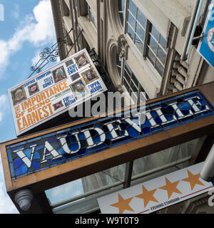 LONDON, Großbritannien - 26. JULI 2018: Schild für Vaudeville Theatre in the Strand Stockfoto