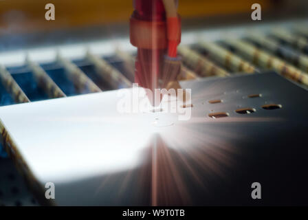 Stufe der Produktion von Leiterplatten - Laserschneiden im automatischen Modus, Nahaufnahme, verschwommenen Hintergrund Stockfoto