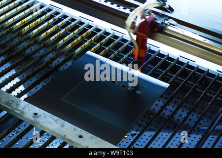 Stufe der Produktion von Leiterplatten - Laserschneiden im automatischen Modus, Emitter ist unscharf in Bewegung Stockfoto